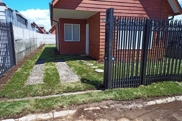 Jardín con pasto alfombra recién instalado, Puerto Montt